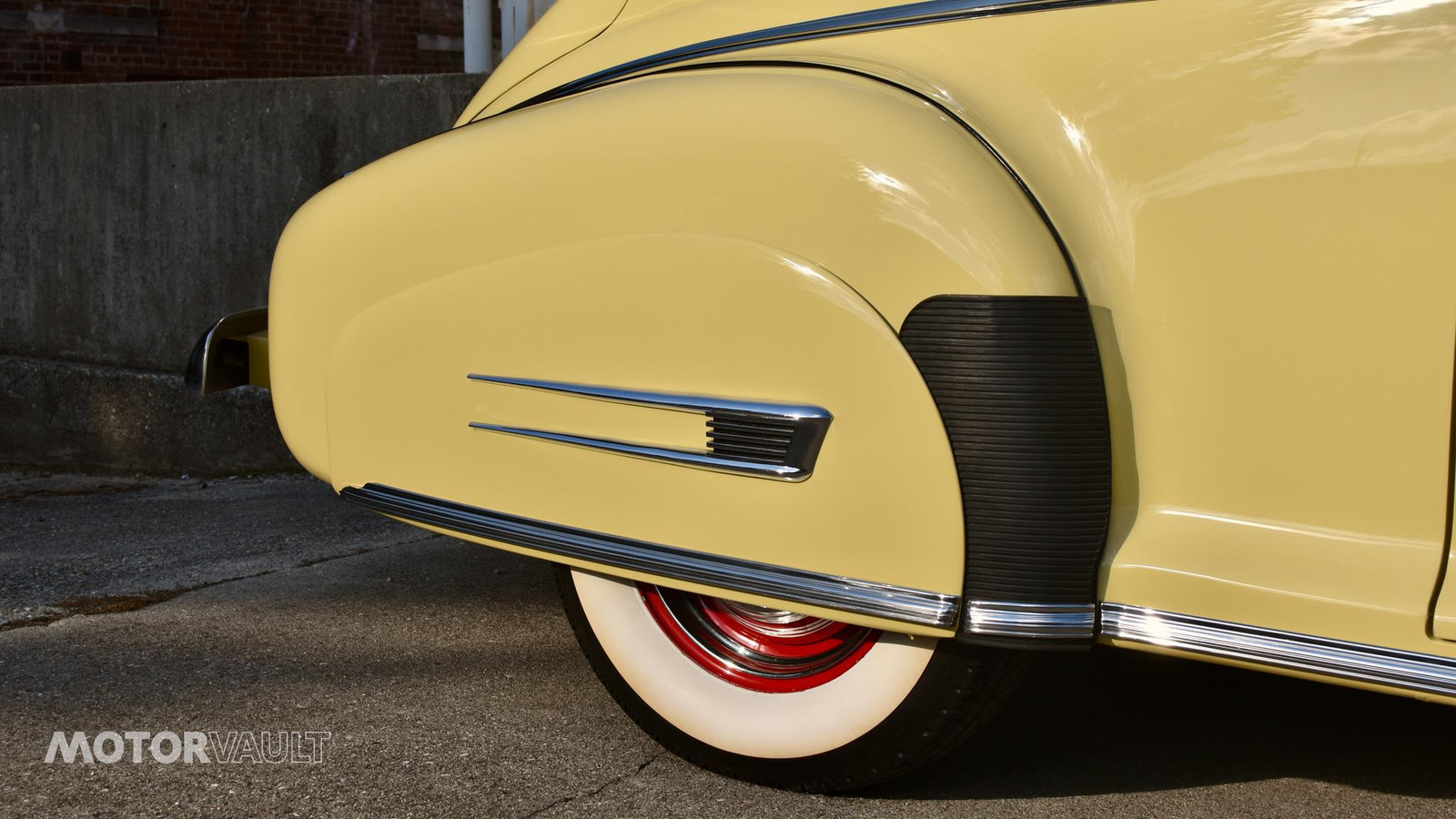 Buick-Special-Coupe-1941-Cream-Green-4809-7