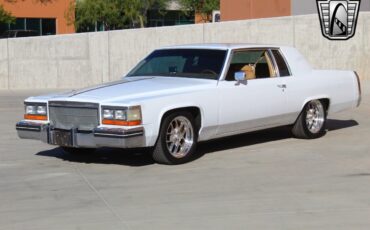 Cadillac-DeVille-1982-White-Tan-32243-10