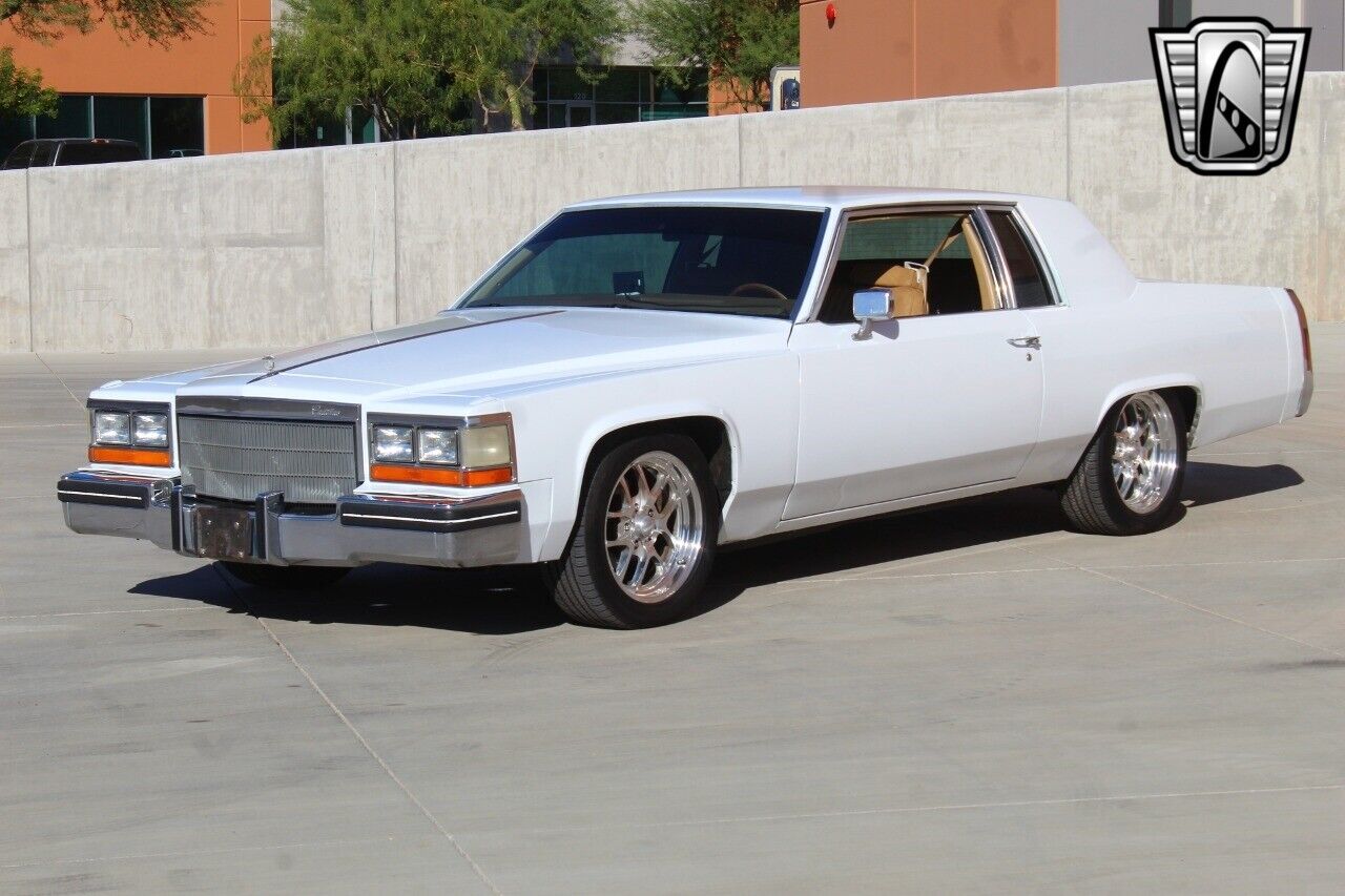 Cadillac-DeVille-1982-White-Tan-32243-10