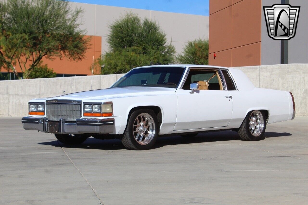 Cadillac-DeVille-1982-White-Tan-32243-2