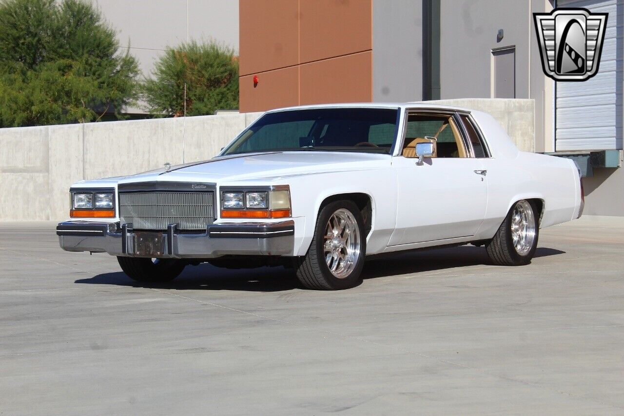 Cadillac-DeVille-1982-White-Tan-32243-3