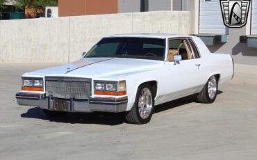 Cadillac-DeVille-1982-White-Tan-32243-4