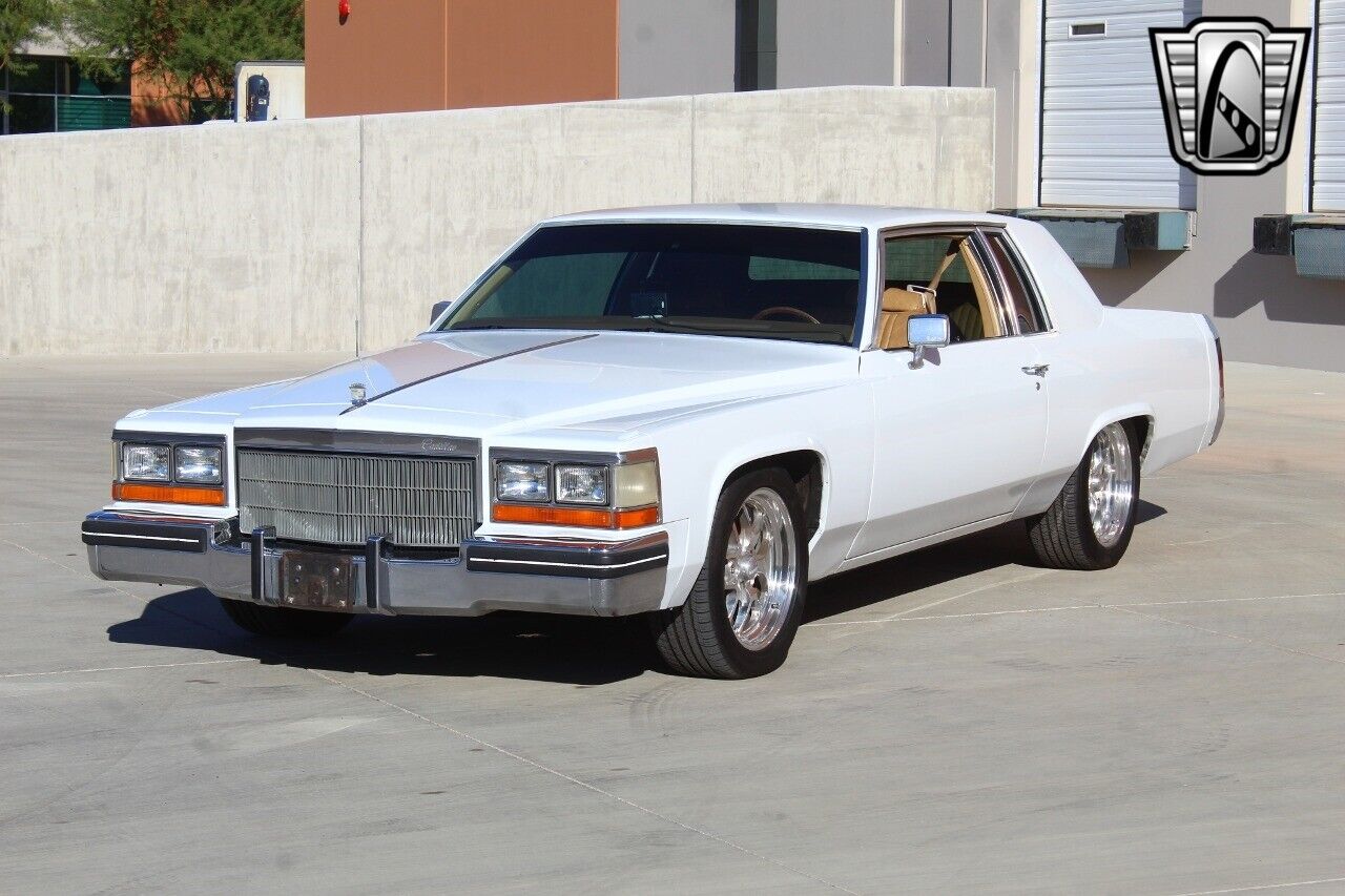 Cadillac-DeVille-1982-White-Tan-32243-4