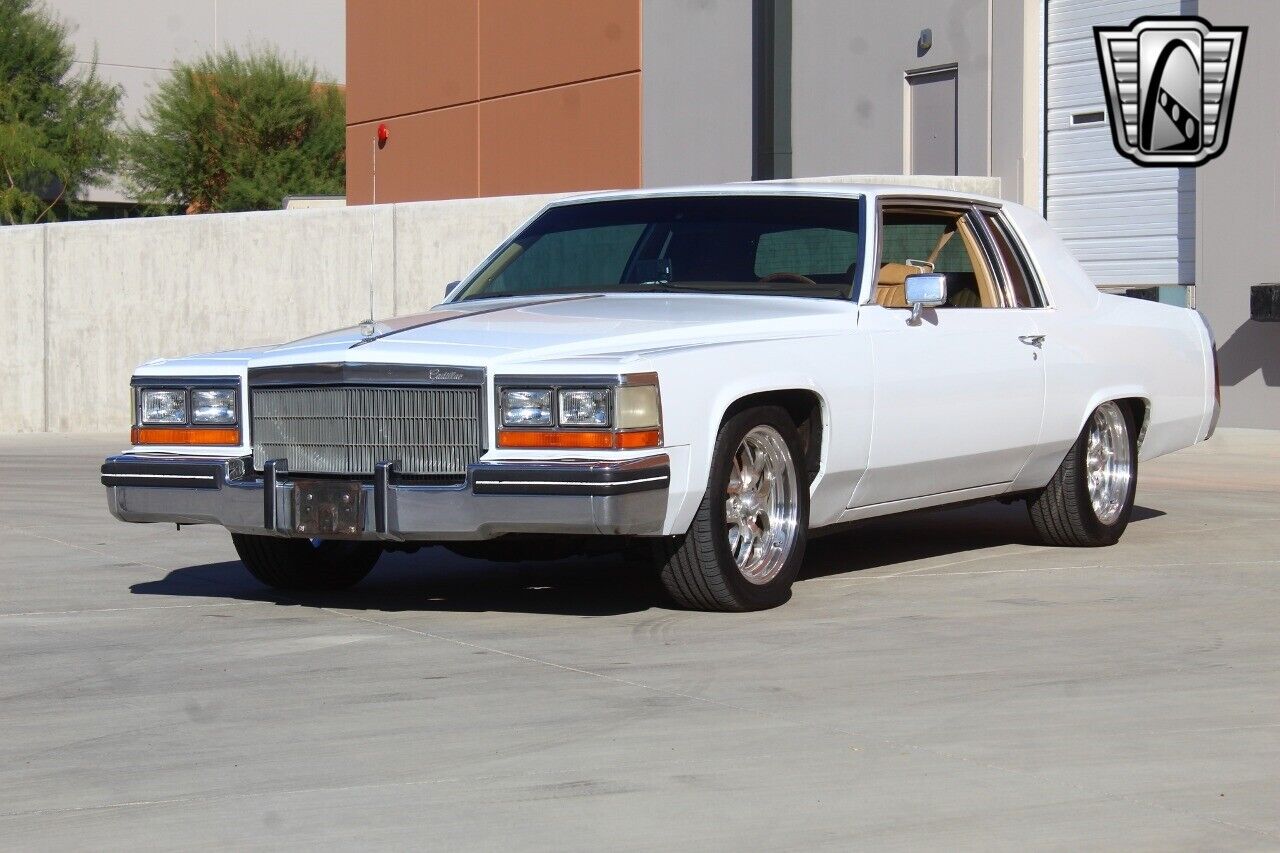 Cadillac-DeVille-1982-White-Tan-32243-5