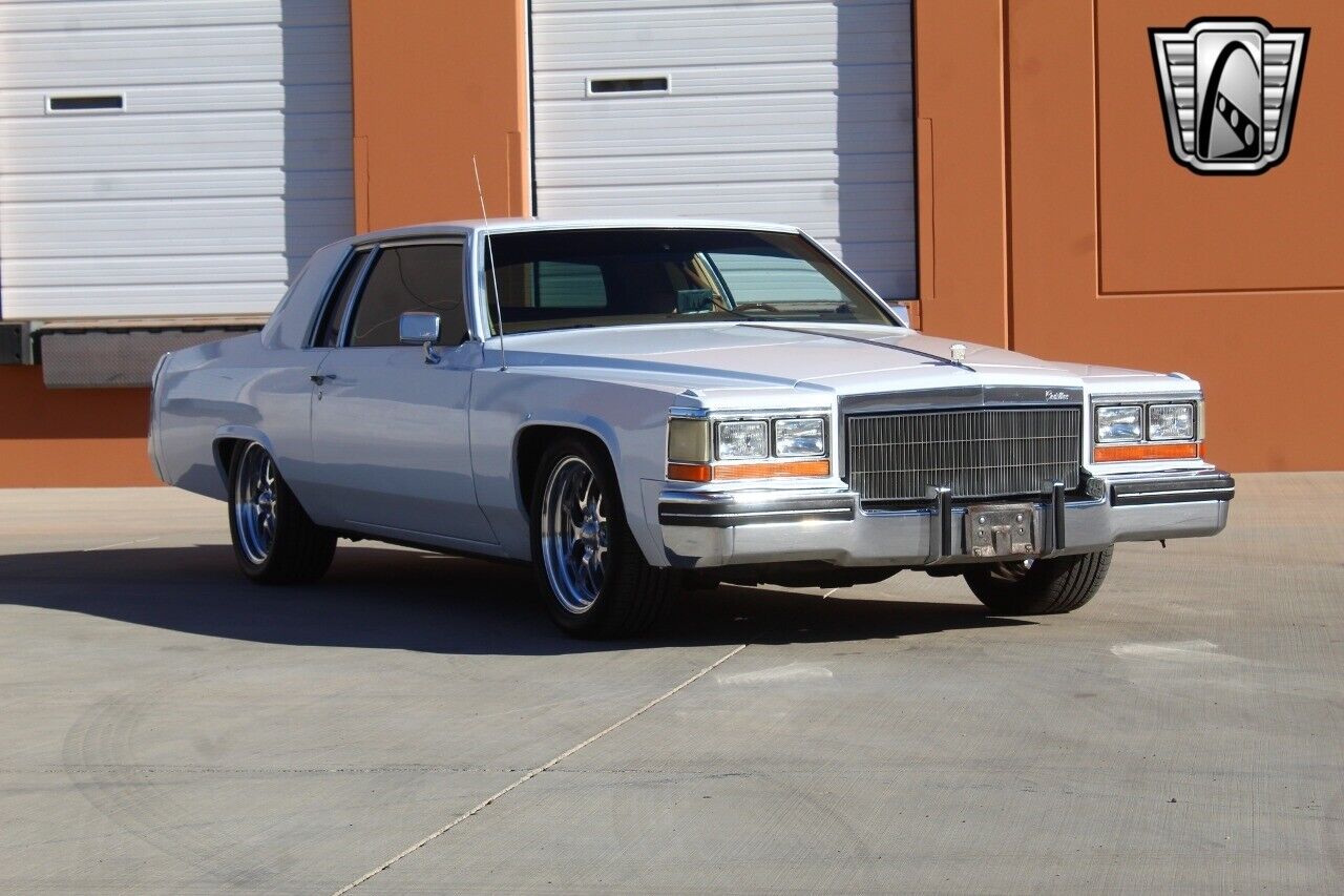 Cadillac-DeVille-1982-White-Tan-32243-6