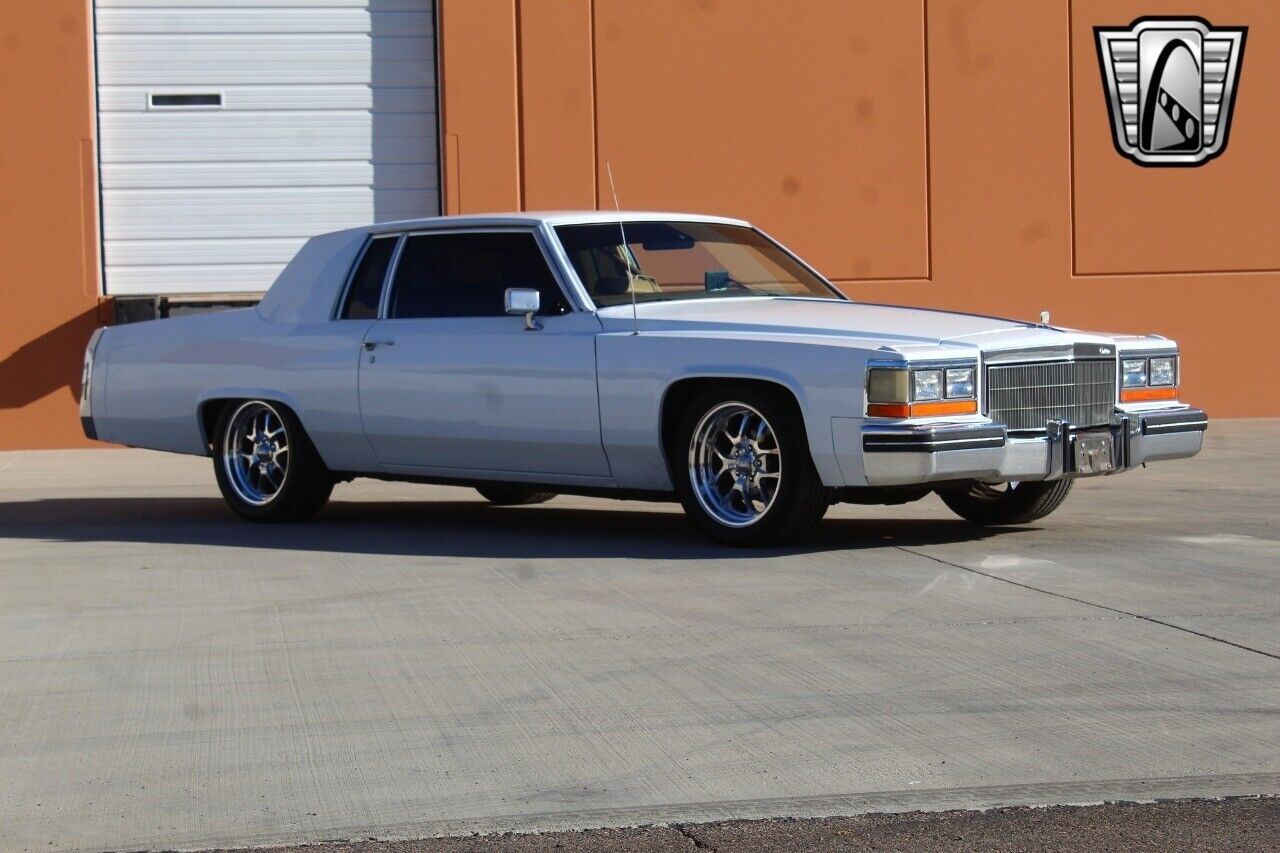 Cadillac-DeVille-1982-White-Tan-32243-8