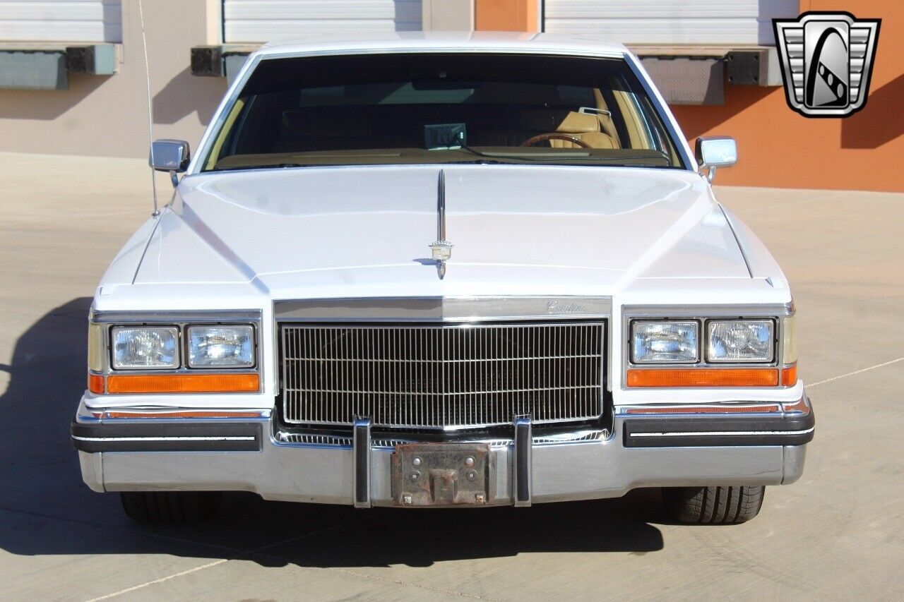 Cadillac-DeVille-1982-White-Tan-32243-9