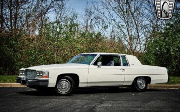 Cadillac-DeVille-1984-White-Blue-23149-2