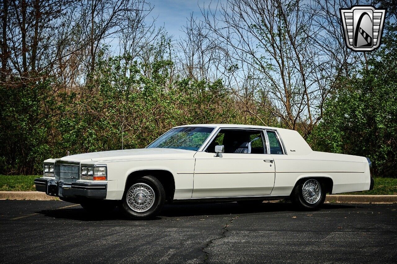 Cadillac-DeVille-1984-White-Blue-23149-2