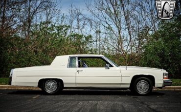 Cadillac-DeVille-1984-White-Blue-23149-6