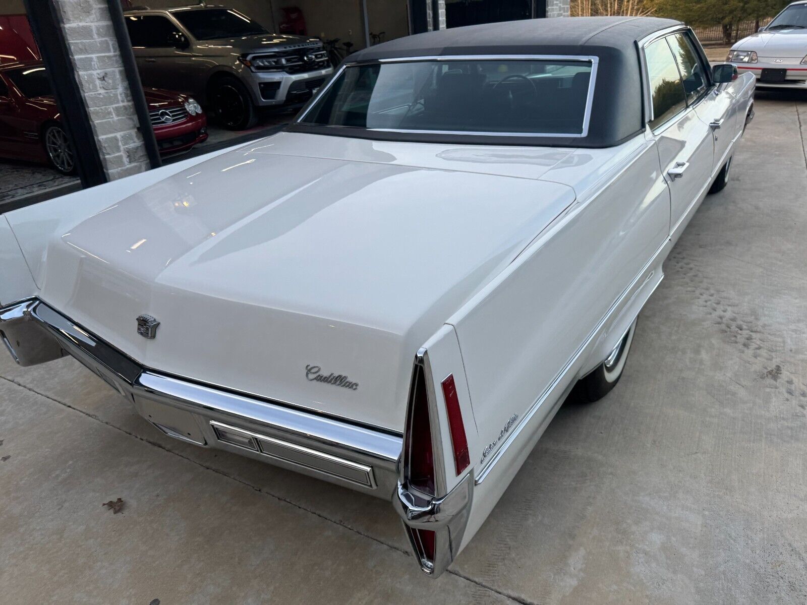 Cadillac-DeVille-Berline-1970-White-Black-19024-3