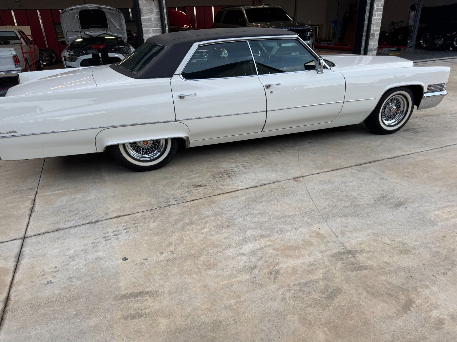 Cadillac-DeVille-Berline-1970-White-Black-19024-5