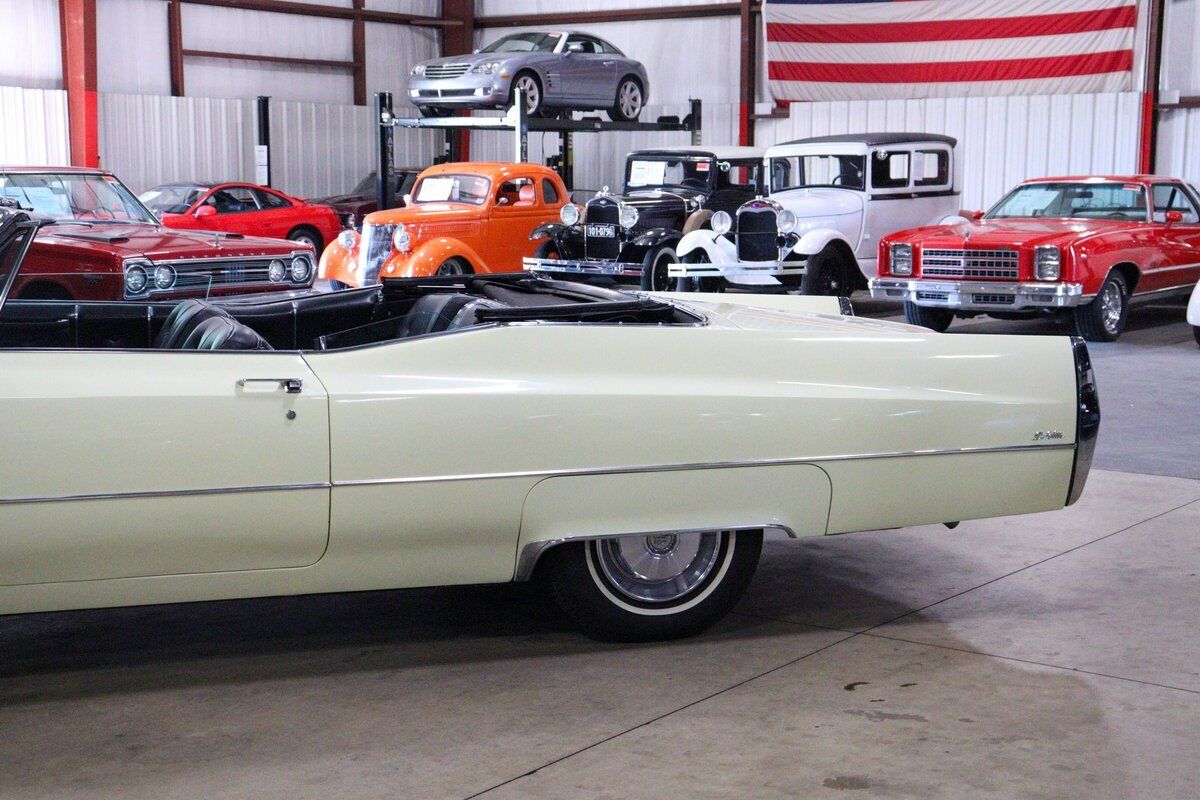 Cadillac-DeVille-Cabriolet-1967-Persian-Ivory-Black-45651-4