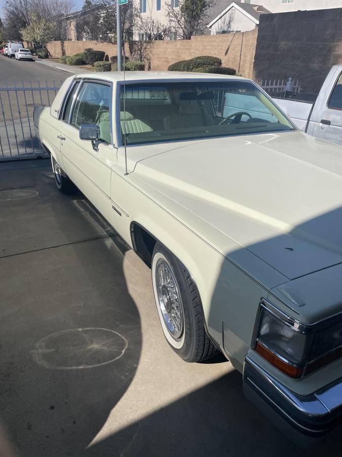 Cadillac-Deville-1981-75639-2