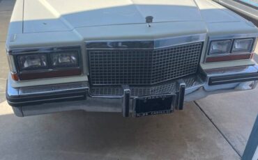 Cadillac-Deville-1981-75639-3