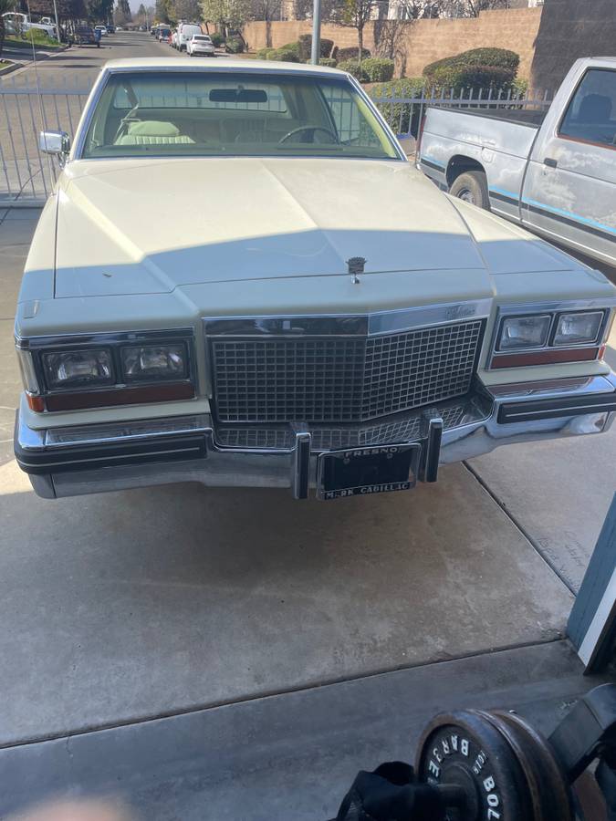 Cadillac-Deville-1981-75639-3