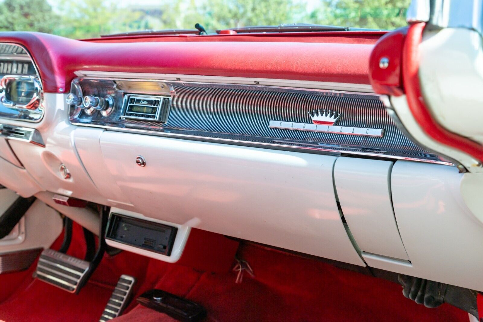 Cadillac-Eldorado-Cabriolet-1958-White-Red-85295-22