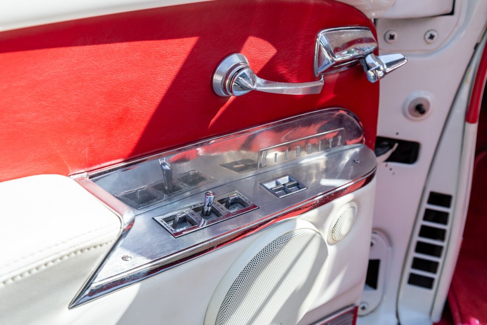 Cadillac-Eldorado-Cabriolet-1958-White-Red-85295-25