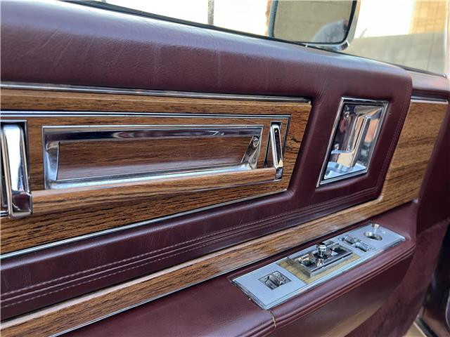 Cadillac-Eldorado-Coupe-1982-maroon-w-stainless-roof-Red-135185-11