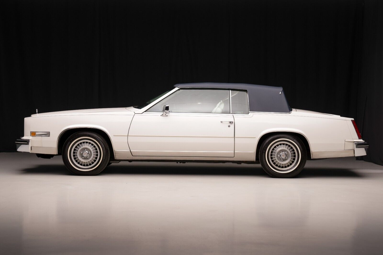 Cadillac-Eldorado-Coupe-1984-White-Blue-46671-1