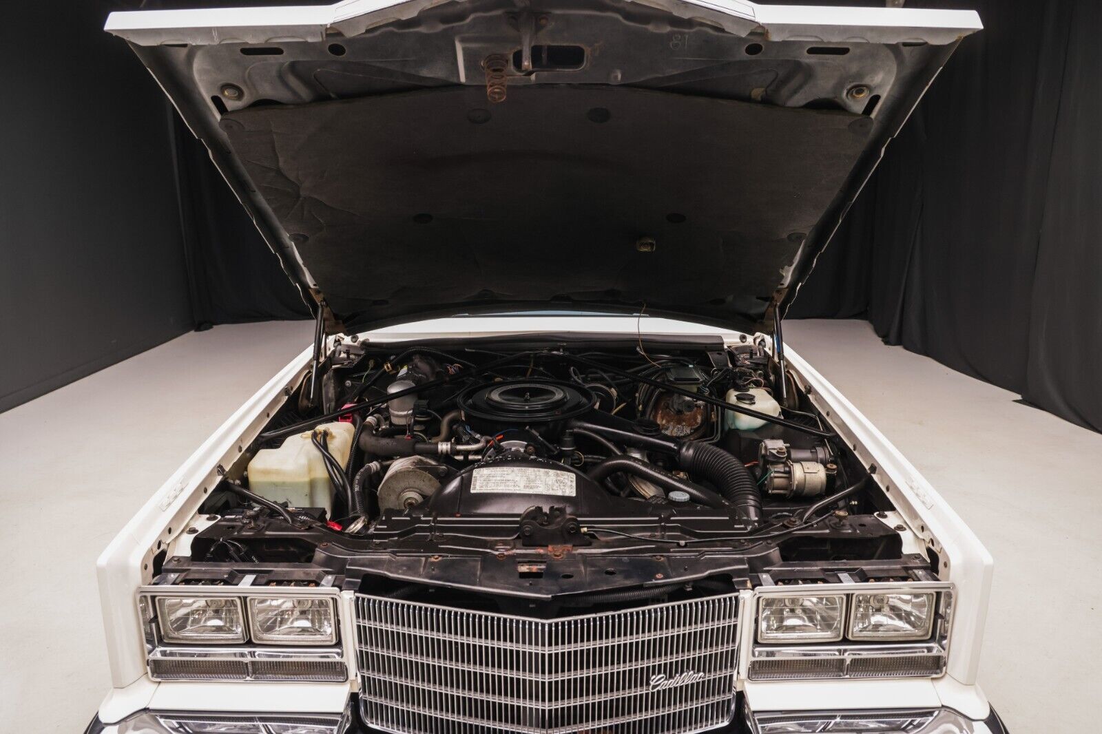 Cadillac-Eldorado-Coupe-1984-White-Blue-46671-17