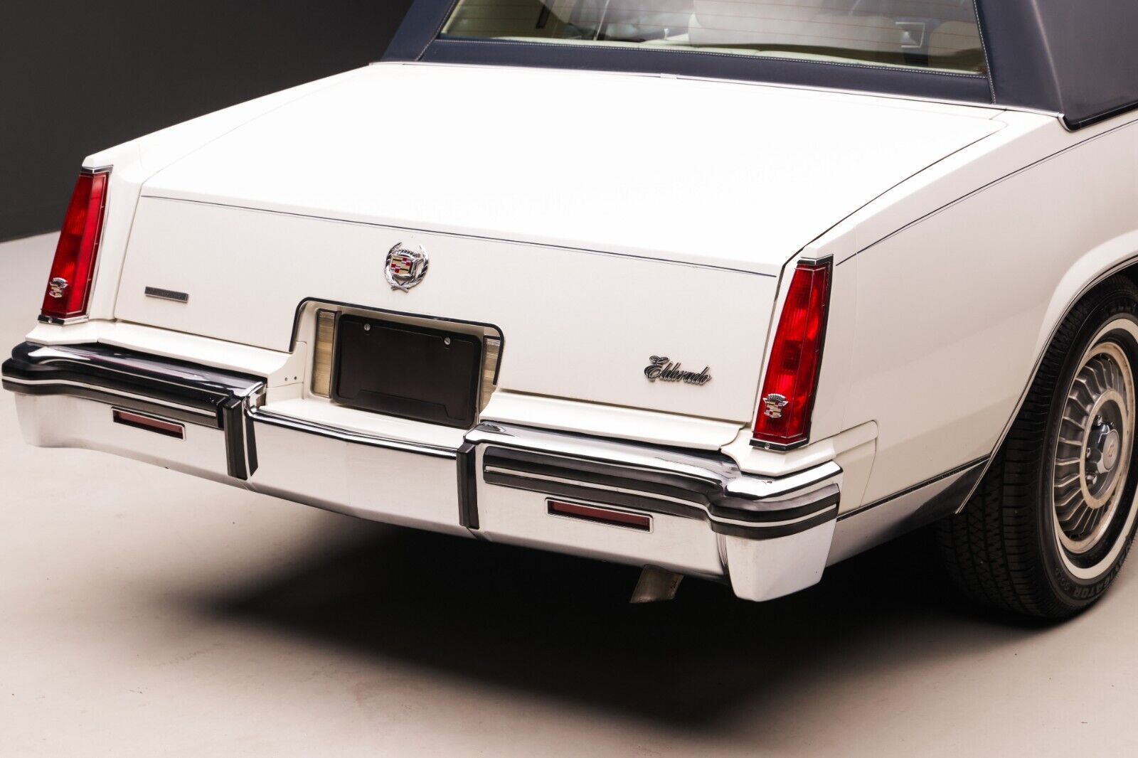 Cadillac-Eldorado-Coupe-1984-White-Blue-46671-18