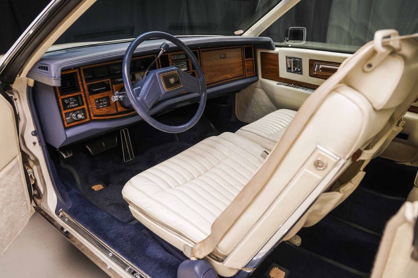 Cadillac-Eldorado-Coupe-1984-White-Blue-46671-28