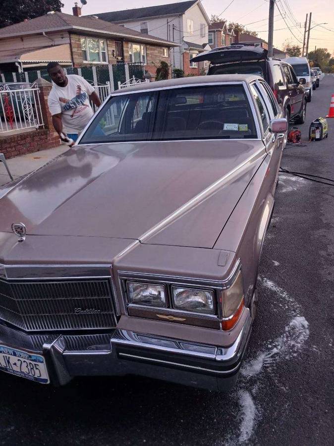 Cadillac-Fleetwood-1984-brown-96560-3