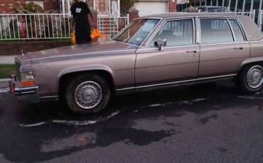 Cadillac-Fleetwood-1984-brown-96560-5