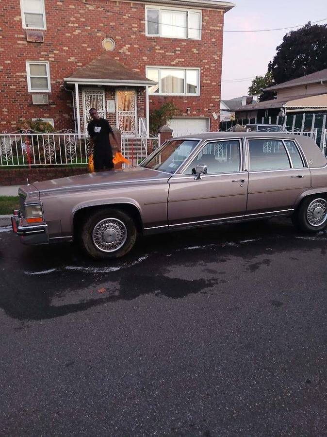 Cadillac-Fleetwood-1984-brown-96560-5