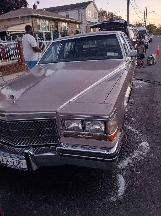 Cadillac-Fleetwood-1984-brown-96560-7