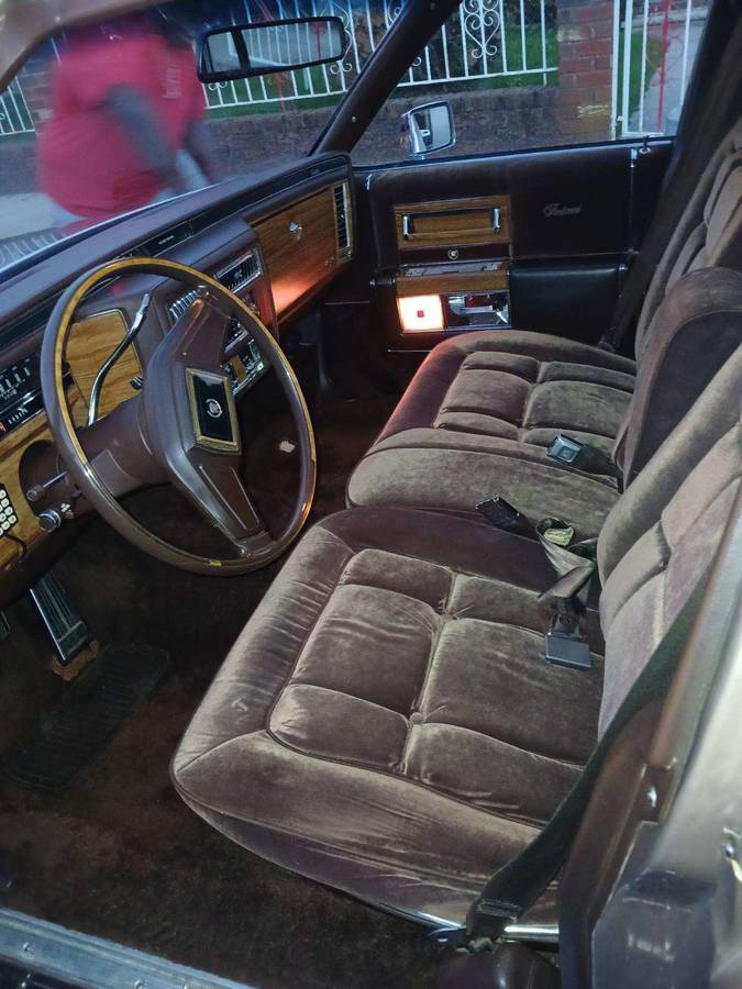 Cadillac-Fleetwood-1984-brown-96560-8