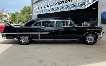 Cadillac-Fleetwood-Berline-1957-Black-Black-125696-3