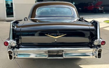 Cadillac-Fleetwood-Berline-1957-Black-Black-125696-5