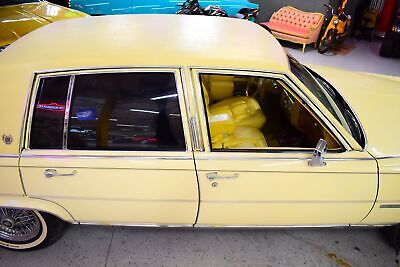 Cadillac-Fleetwood-Berline-1983-Yellow-Other-63514-5