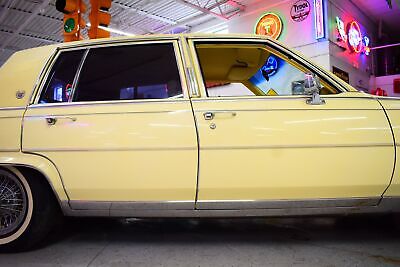 Cadillac-Fleetwood-Berline-1983-Yellow-Other-63514-8