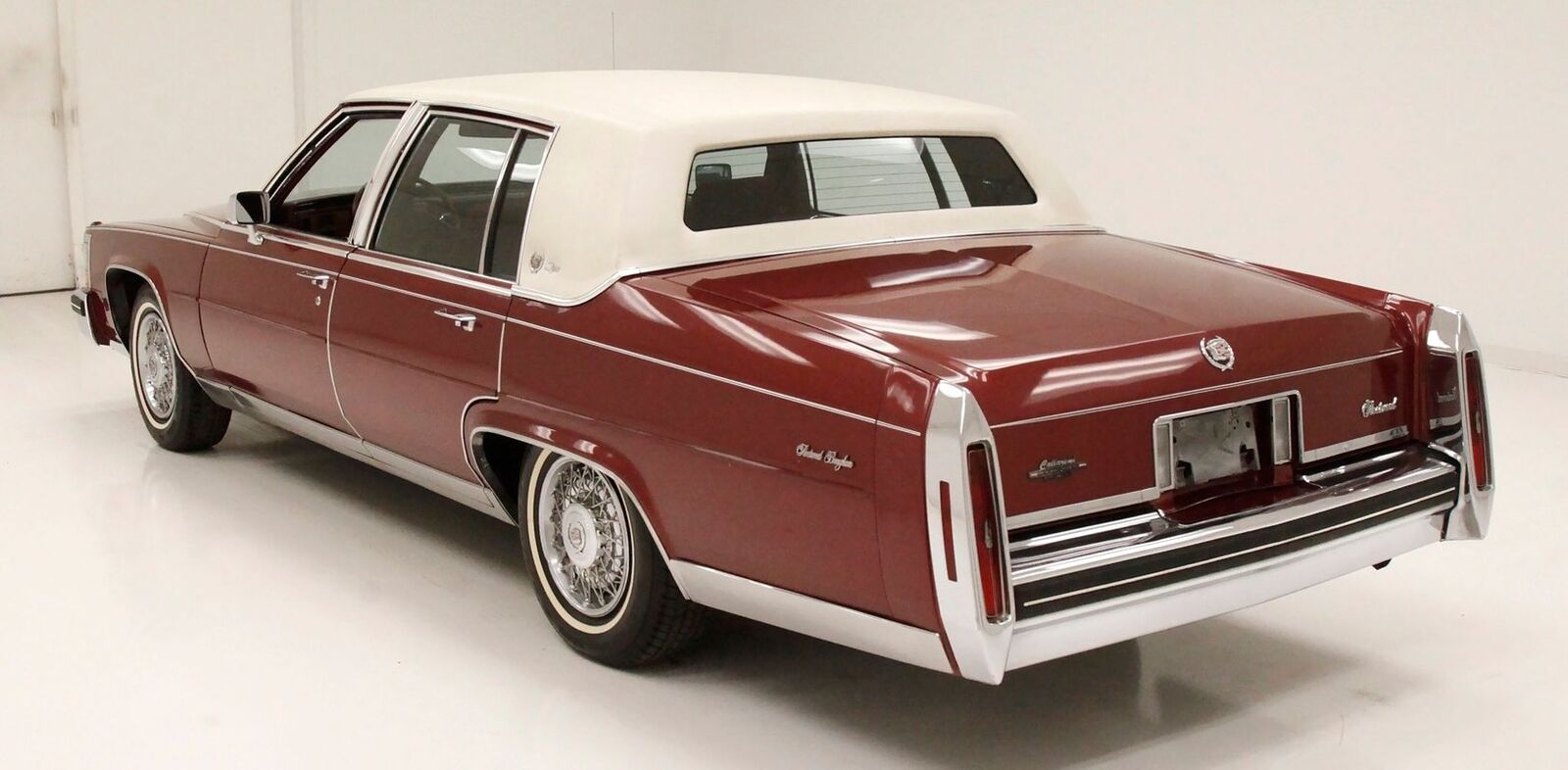 Cadillac-Fleetwood-Berline-1984-Autumn-Maple-Metallic-Red-65846-2