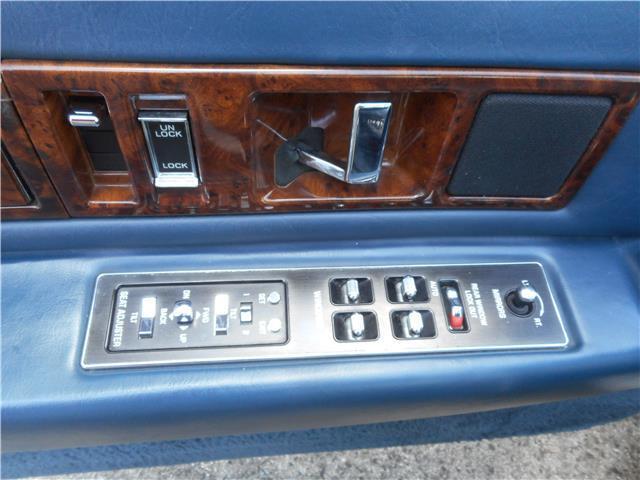 Cadillac-Fleetwood-Berline-1993-White-Blue-127911-14