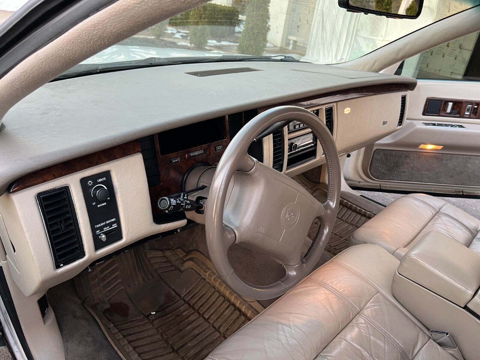 Cadillac-Fleetwood-Berline-1995-White-Tan-148864-16