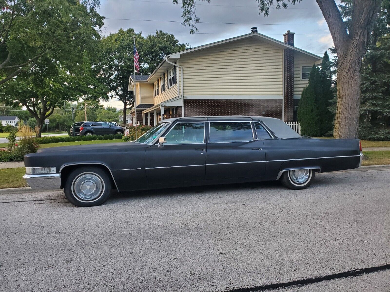 Cadillac-Fleetwood-Limousine-1969-99999-2