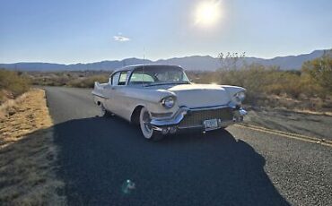 Cadillac-Series-62-Berline-1957-White-Gray-4023-3