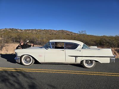 Cadillac-Series-62-Berline-1957-White-Gray-4023-9