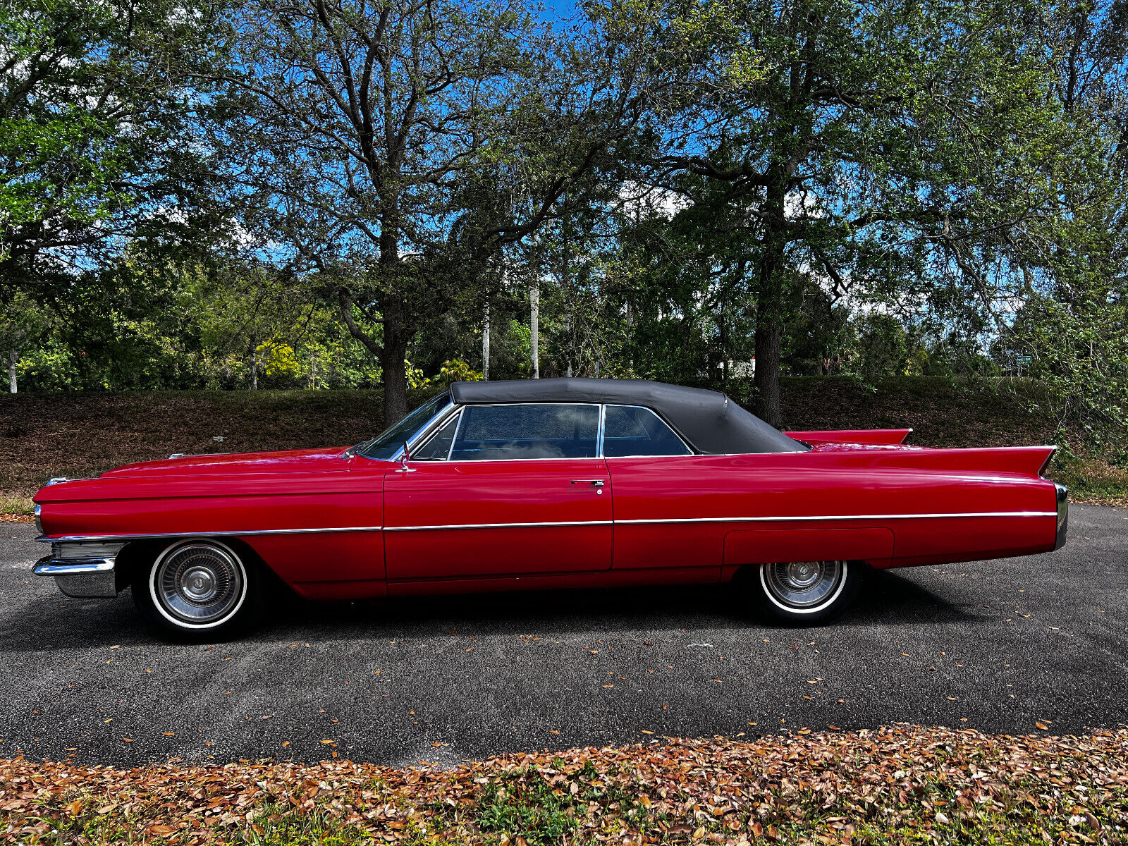 Cadillac-Series-62-Cabriolet-1963-Red-Black-126779-1