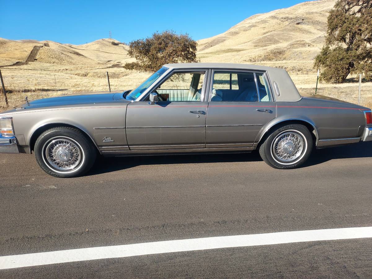 Cadillac-Seville-1978-silver-777290-3