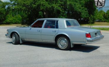 Cadillac-Seville-Berline-1976-Silver-Red-49748-4