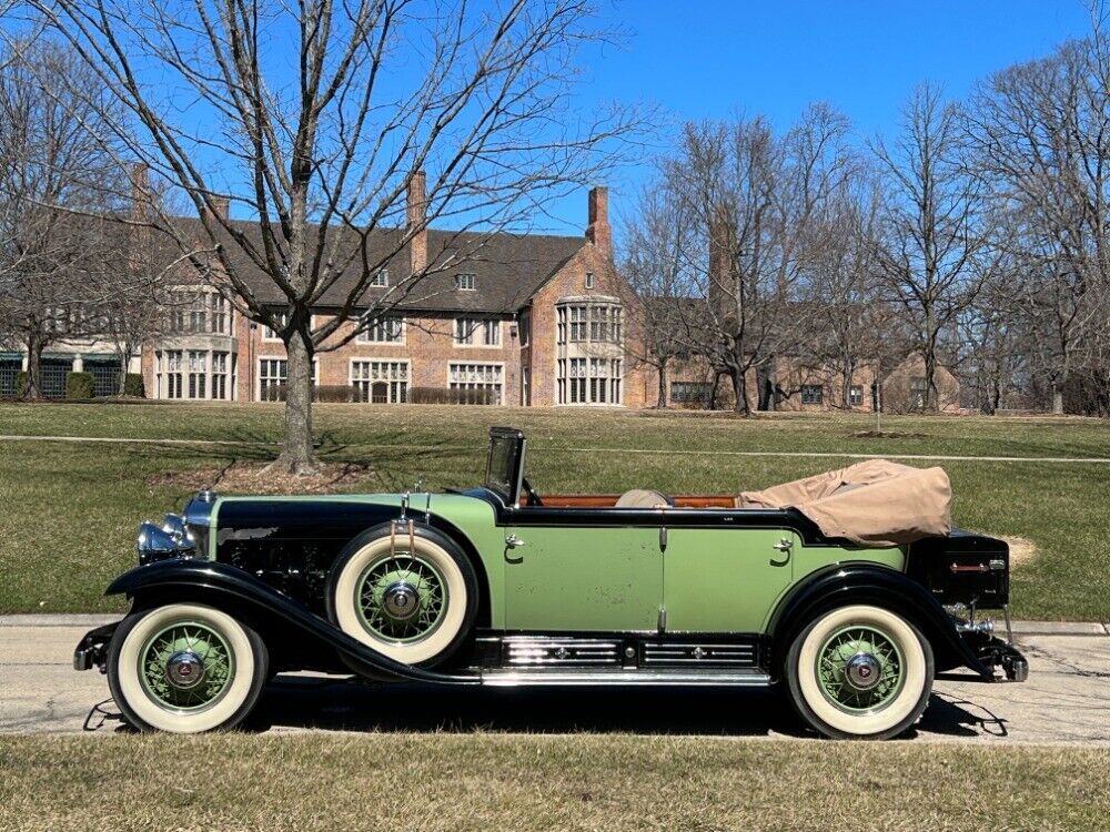 Cadillac-V-16-1930-Black-Beige-0-3