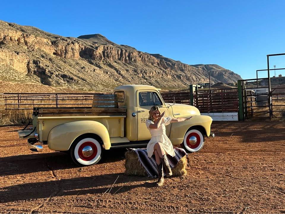 Chevrolet-1952-yellow-3141-18