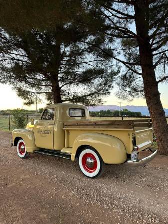 Chevrolet-1952-yellow-3141-2