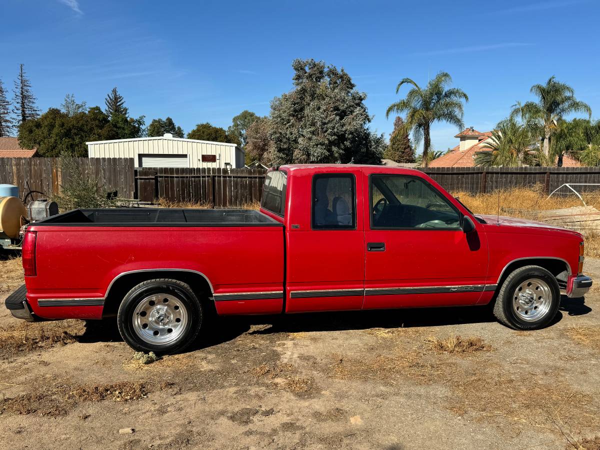 Chevrolet-1995-red-419334-3