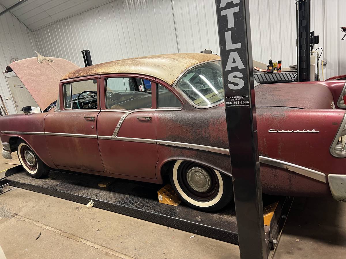 Chevrolet-210-sedan-1956-red-49890-15